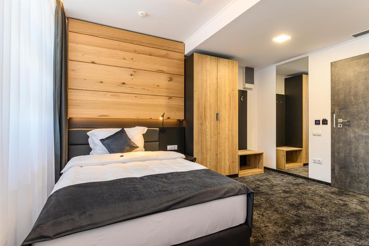 B The Hotel Сфинту-Ґеорґе Екстер'єр фото