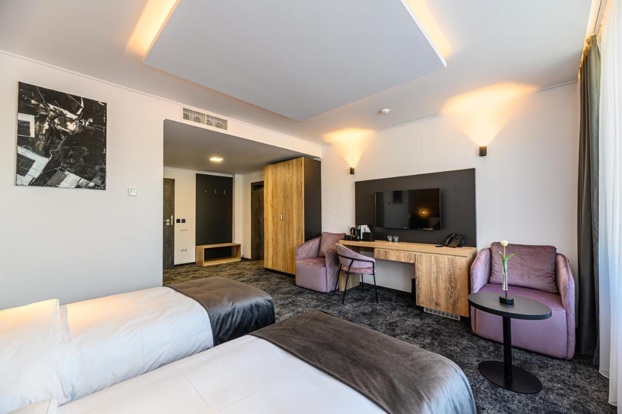 B The Hotel Сфинту-Ґеорґе Екстер'єр фото