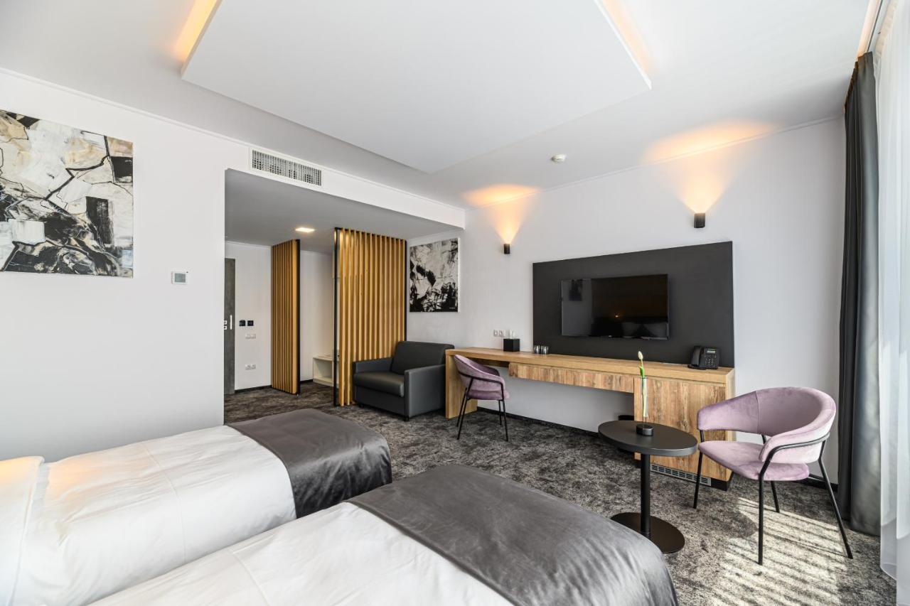 B The Hotel Сфинту-Ґеорґе Екстер'єр фото