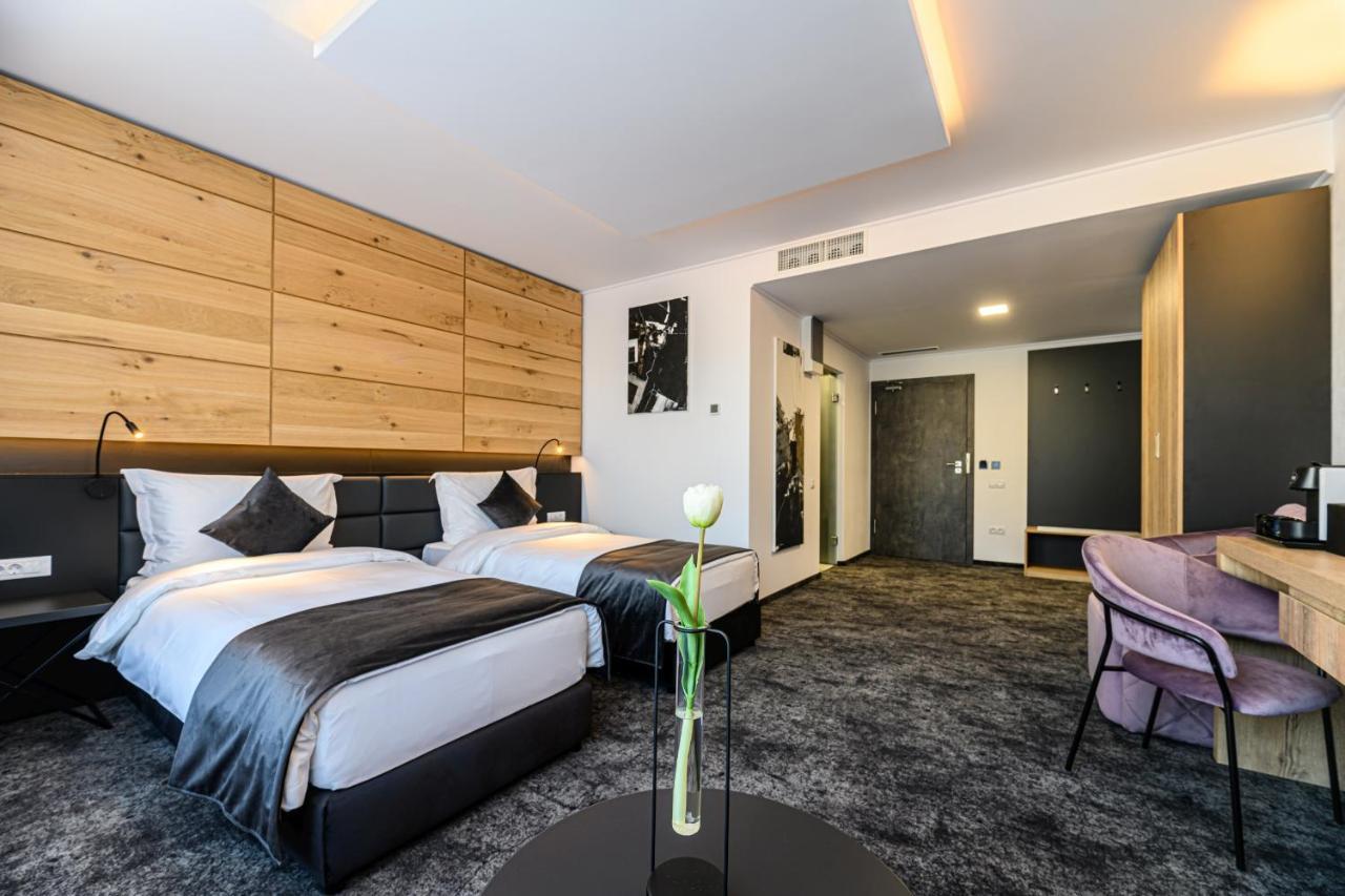 B The Hotel Сфинту-Ґеорґе Екстер'єр фото