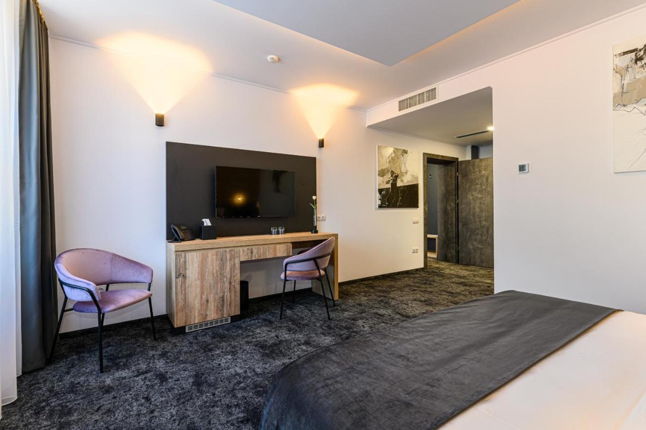 B The Hotel Сфинту-Ґеорґе Екстер'єр фото